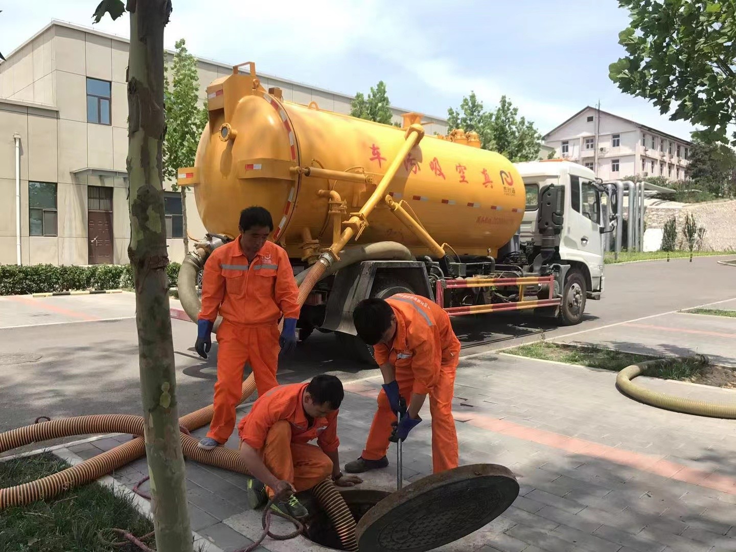 鄂伦春化粪池清理与5-8吨吸粪车施工效率分析